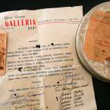 L�attuale proprietario del politeama, Francesco Santalucia, ci mostra delle foto risalenti agli anni 50. In una � immortalato un documento del 1951 in cui si attesta la fine dei lavori e si ricorda come �il giorno 8 febbraio fu inaugurato questo cinema chiamato �Gran Galleria� per la imponenza e la grandiosit� della sua mole�